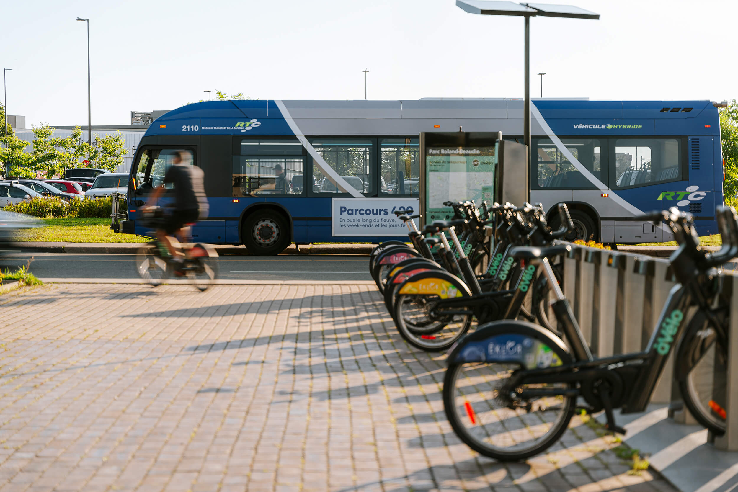 Autobus du RTC et vélos en libre-service àVélo près d’un arrêt